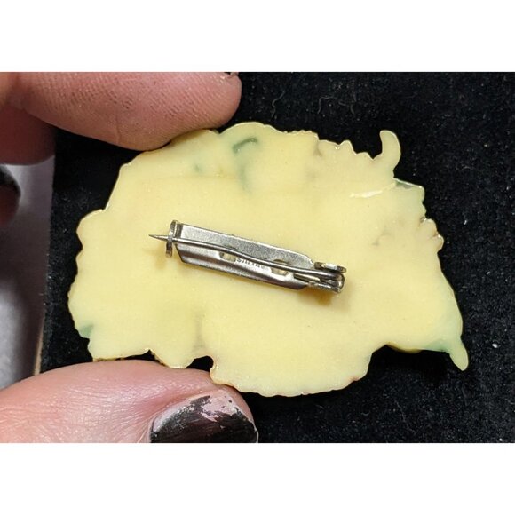 Vintage Cottagecore Japanese Carved Celluloid Brooch - Picture 4 of 4